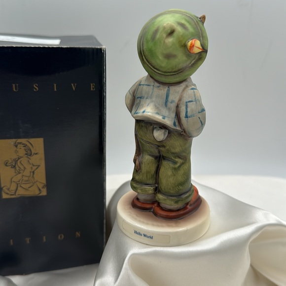 M I Hummel Goebel Figurine "Hello World" Exclusive Edison - Picture 3 of 6